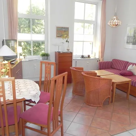 Villa Waldstrasse 10 *